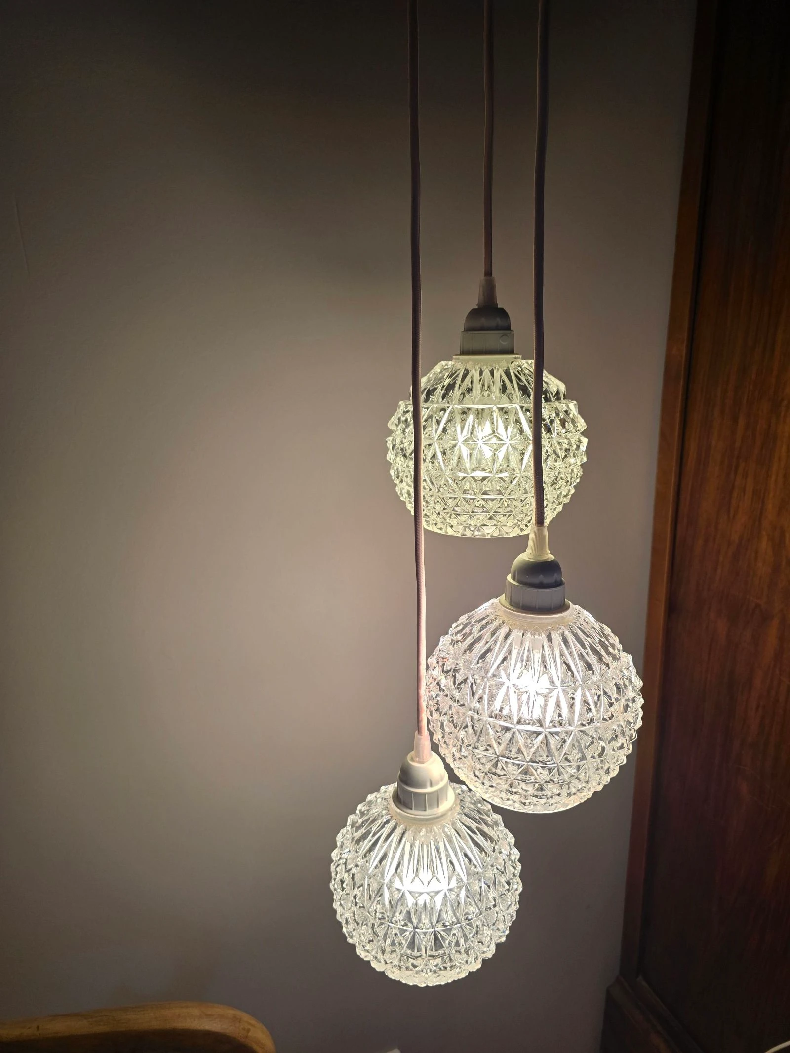 Suspension cascade trois globes en verre ciselé vintage fil rose et éléments électriques blancs
